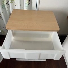 プラスチックと木製チェストの画像