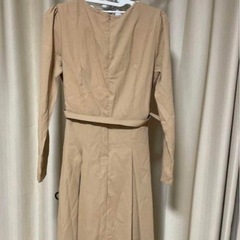 美品長袖綺麗め美人度アップ無地ハイウェストギャザー飾りベージュワンピースMの画像