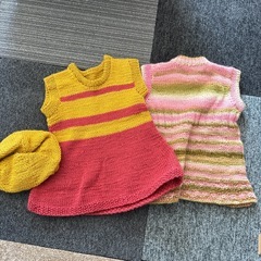 110〜120サイズ手編みベスト2枚と帽子のセットの画像