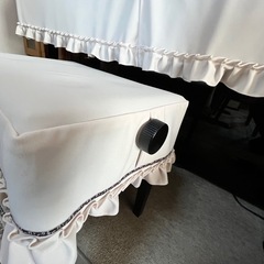 アップライトピアノと、椅子のカバーの画像