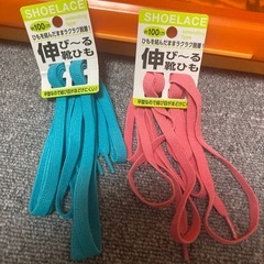 伸びる靴ひもの画像