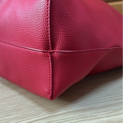 赤ショルダーバッグの画像