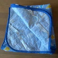 水色のクジラ柄のラグ　敷パッドの画像