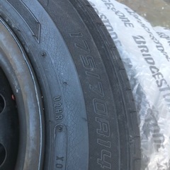 車のタイヤの画像