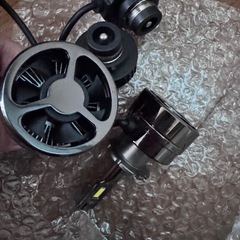 車のパーツ。たぶんライト系の画像