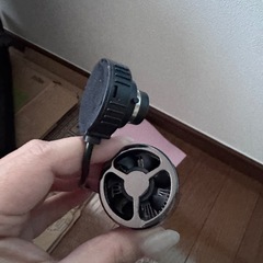 車のパーツ。たぶんライト系の画像