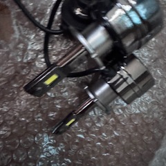 車のパーツ。たぶんライト系の画像