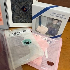 新品ハンカチ、折りたたみ傘、アメニティセット、アロマオイル、ヘアブラシ、マスク等の画像