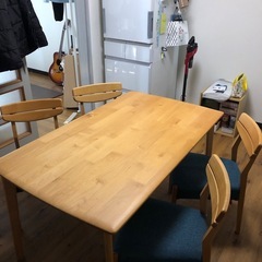 ニトリ　ダイニングテーブル、イスセットの画像