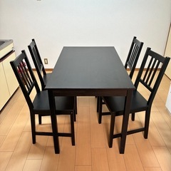 ダイニングテーブルの画像