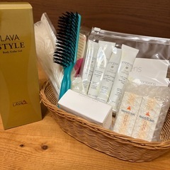 新品ハンカチ、折りたたみ傘、アメニティセット、アロマオイル、ヘアブラシ、マスク等の画像