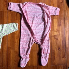 (2点)ユニクロ・ロンパース、カバーオール・70・女の子の画像