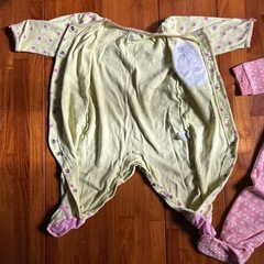 (2点)ユニクロ・ロンパース、カバーオール・70・女の子の画像