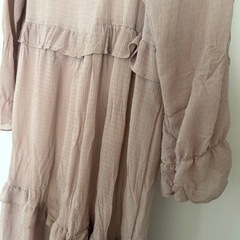 【韓国ブランド】フリル付き長袖　ロングワンピース　ベージュピンク　マタニティOKの画像