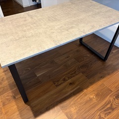 ダイニングテーブルの画像