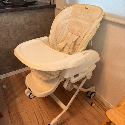【新品未使用】Combi Plimea ベビーチェア クリーム色 未開封 新品未使用】Combi Plimea ベビーチェア クリーム色 未開封 新品未使用