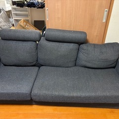 冷蔵庫、ソファーの画像