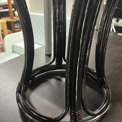 籐（ラタン）製のダークブラウンのスツール　　の画像