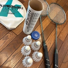 KawasakiバドミントンラケットとYONEXシャトルの画像