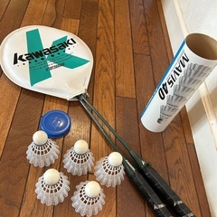 KawasakiバドミントンラケットとYONEXシャトルの画像