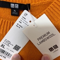 新品未使用品　ユニクロ　プレミアムラムクルーネックセーター　イエロー　XLの画像
