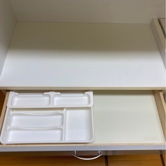 コンパクトだけど大容量な食器棚の画像