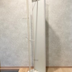 ハンガーラック付き　回転式スタンドミラーの画像