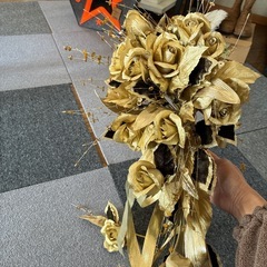 金の薔薇ブーケ　ブートニア付きの画像