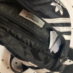 adidas ミニボディバッグの画像