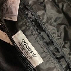 adidas ミニボディバッグの画像