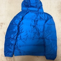 青いフード付きダウンジャケットの画像