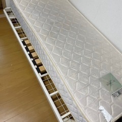 シングルベッドフレーム マットレスの画像