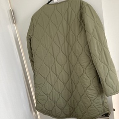 カーキ色のアウターの画像