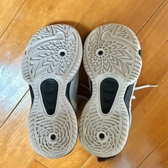 adidasのホワイトとブラックのキッズシューズ、ノンマーキングソール付き。  - ブランド: adidas - カラー: ホワイト/ブラック - サイズ: 1.5 US (約19.5 cm) の画像