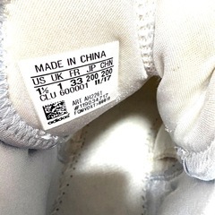 adidasのホワイトとブラックのキッズシューズ、ノンマーキングソール付き。  - ブランド: adidas - カラー: ホワイト/ブラック - サイズ: 1.5 US (約19.5 cm) の画像