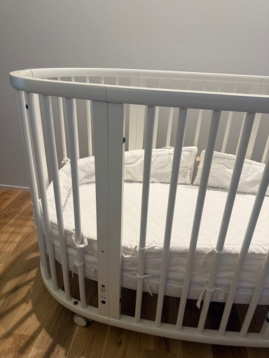【STOKKE】ストッケ ベビーベッド ベッドマットとベッドバンパー付き