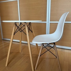 
白い丸テーブルと椅子の画像