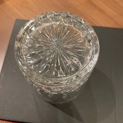 カットガラスの装飾が施された透明なグラス2個セットの画像