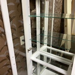 ニトリ　ガラスホワイトの飾り棚の画像