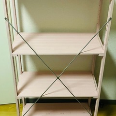 ピンク色木製シェルフの画像