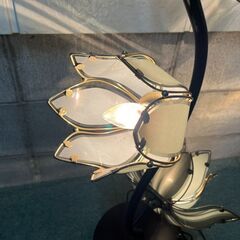 スタンドライト 3灯 蓮 スイレン ガラス おしゃれ インテリア オブジェ 真生 幅40cm×奥行33cm×高さ101cm の画像