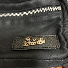 Artemis Classicの黒いショルダーバッグです。の画像