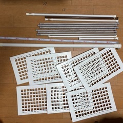 (決まりました)突っ張り棒11本　棚板7枚　つっぱり棒壁面ガード2セットの画像