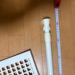 (決まりました)突っ張り棒11本　棚板7枚　つっぱり棒壁面ガード2セットの画像