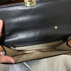 ダイヤルロック付きのダンヒルのクラッチバッグの画像