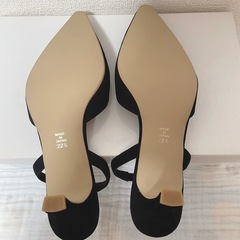 QUERCIOLI バックストラップ ヒールパンプス 22.5cm ブラックの画像