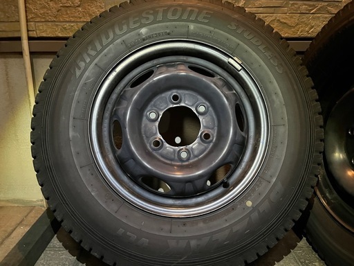 スタッドレスタイヤ　195/80R15 107/105L LT  キャラバンNV350ホイール　純正ホイールキャップ