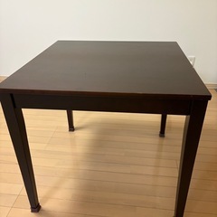 ダイニングテーブル　ブラウンカラーの画像