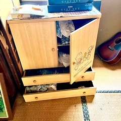 ✨無料✨ 昭和レトロな小型タンスとデニム等の洋服の画像