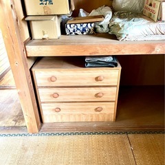 ✨無料✨ 昭和レトロな小型タンスとデニム等の洋服の画像